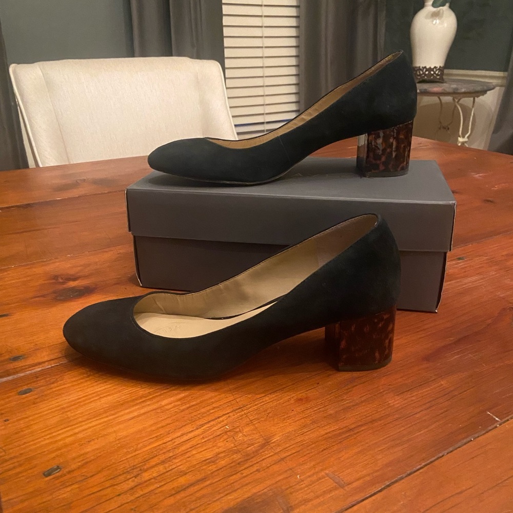 Ann Taylor Lorene Suede Pump.